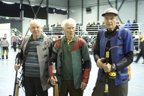 Vasemmalla Markku Laine. Ilmahirvi M80 pronssi.